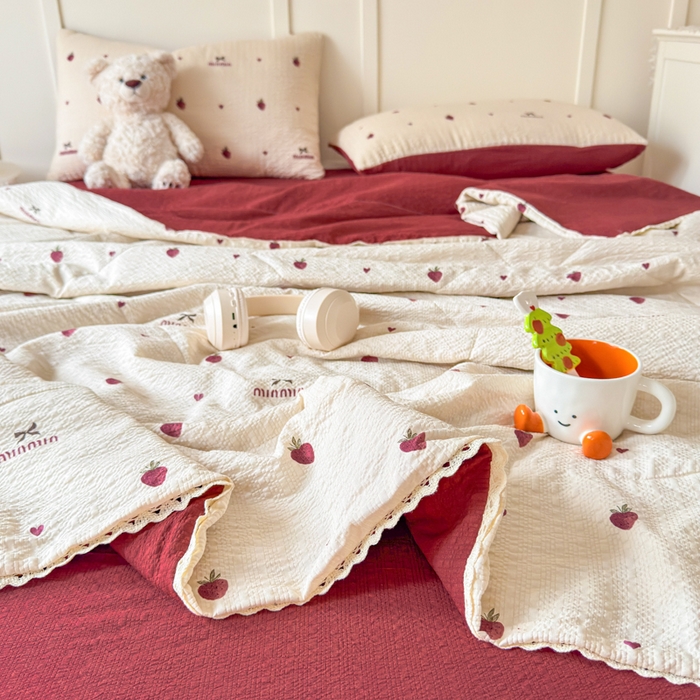 91家纺网 家纺一手货源 找家纺 梦舒阳 2026新款泡芙棉夏被花边款泡芙纱夏凉被四件套空调被带小熊吊牌 草莓