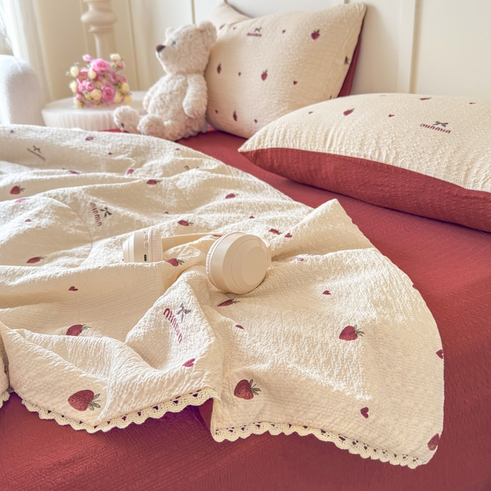 91家纺网 家纺一手货源 找家纺 梦舒阳 2026新款泡芙棉夏被花边款泡芙纱夏凉被四件套空调被带小熊吊牌 草莓