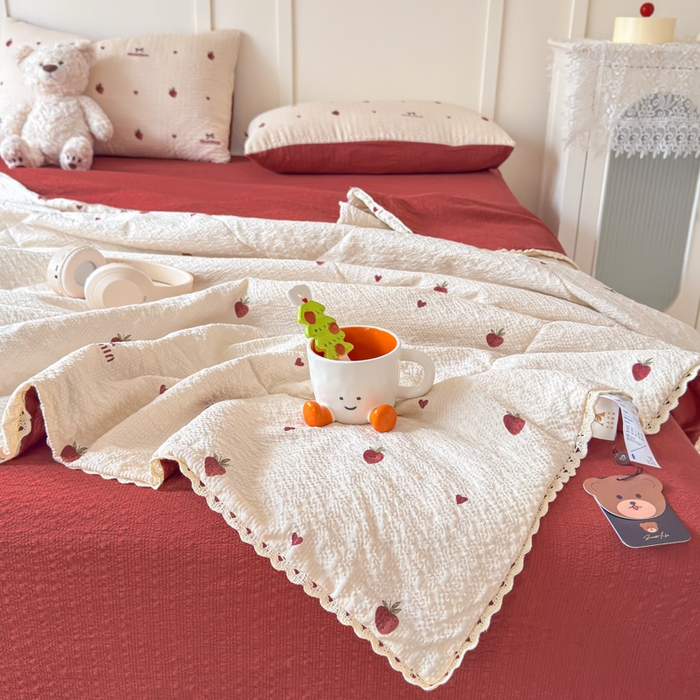 91家纺网 家纺一手货源 找家纺 梦舒阳 2026新款泡芙棉夏被花边款泡芙纱夏凉被四件套空调被带小熊吊牌 草莓