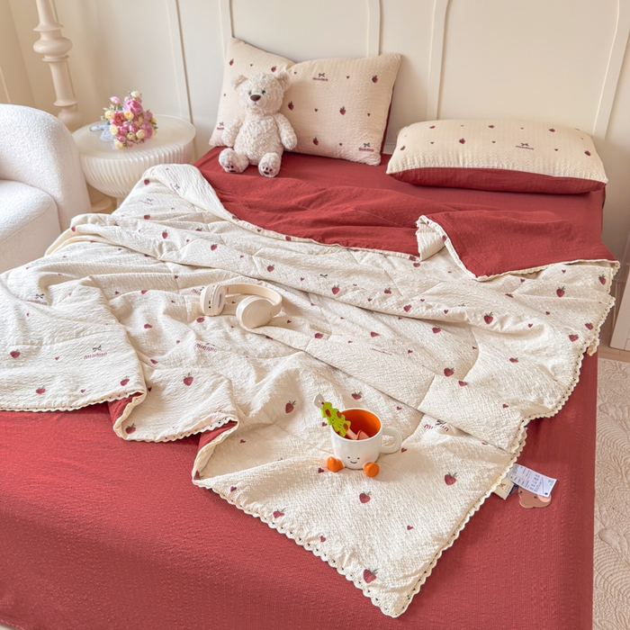 91家纺网 家纺一手货源 找家纺 梦舒阳 2026新款泡芙棉夏被花边款泡芙纱夏凉被四件套空调被带小熊吊牌 草莓