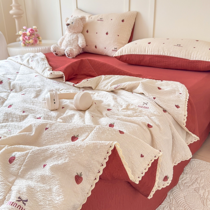 91家纺网 家纺一手货源 找家纺 梦舒阳 2026新款泡芙棉夏被花边款泡芙纱夏凉被四件套空调被带小熊吊牌 草莓