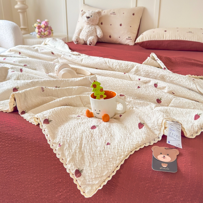 91家纺网 家纺一手货源 找家纺 梦舒阳 2026新款泡芙棉夏被花边款泡芙纱夏凉被四件套空调被带小熊吊牌 草莓
