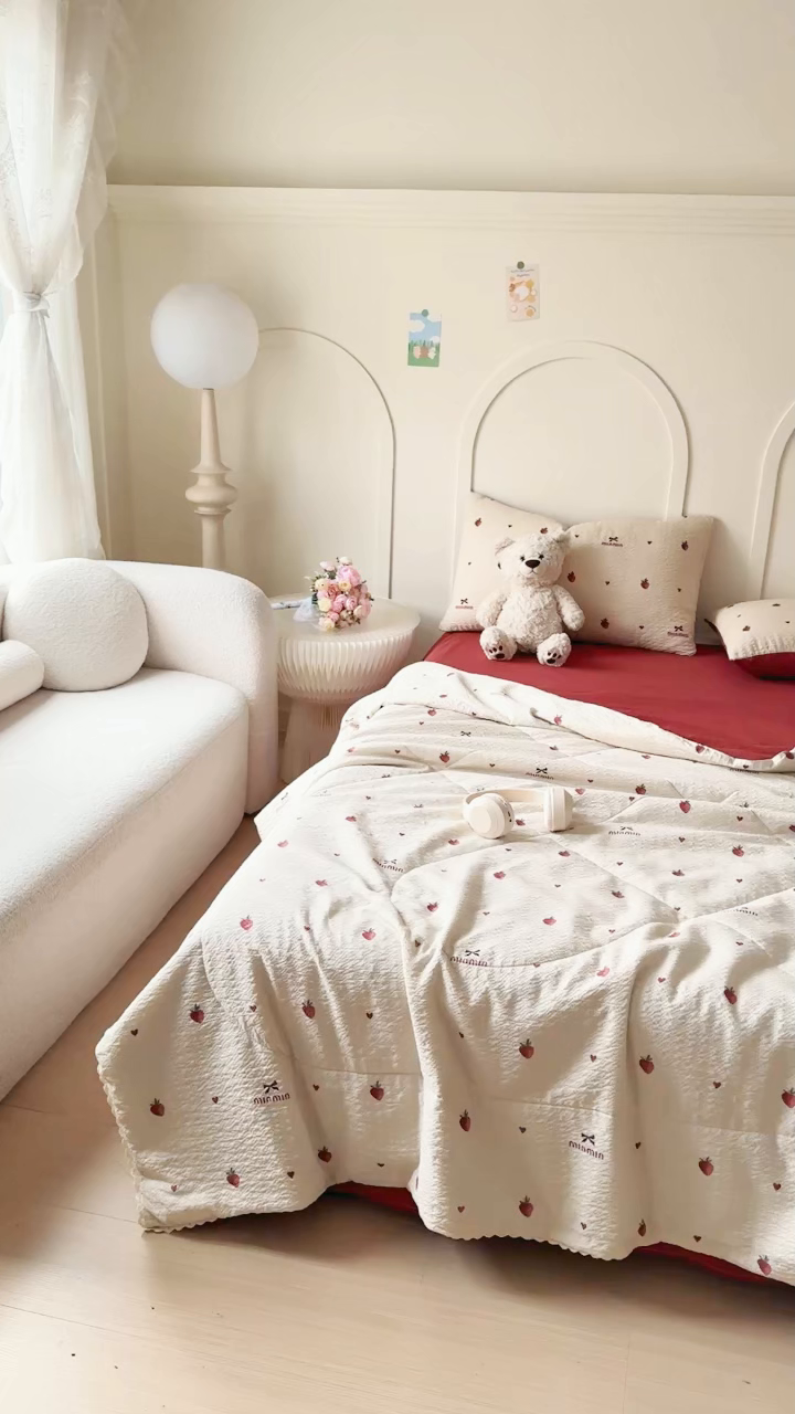 91家纺网 家纺一手货源 找家纺 梦舒阳 2026新款泡芙棉夏被花边款泡芙纱夏凉被四件套空调被带小熊吊牌 草莓