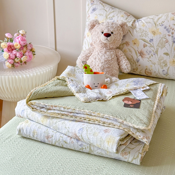 91家纺网 家纺一手货源 找家纺 梦舒阳 2026新款泡芙棉夏被花边款泡芙纱夏凉被四件套空调被带小熊吊牌 春天