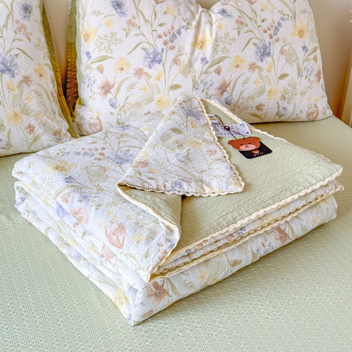 91家纺网 家纺一手货源 找家纺 梦舒阳 2026新款泡芙棉夏被花边款泡芙纱夏凉被四件套空调被带小熊吊牌 春天