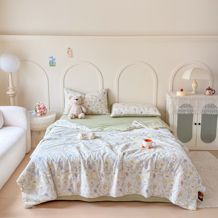 91家纺网 家纺一手货源 找家纺 梦舒阳 2026新款泡芙棉夏被花边款泡芙纱夏凉被四件套空调被带小熊吊牌 春天