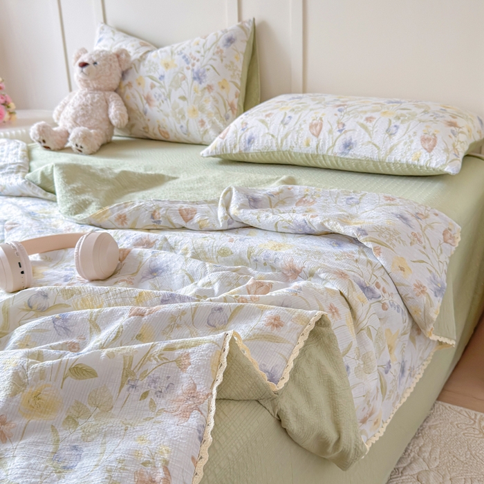 91家纺网 家纺一手货源 找家纺 梦舒阳 2026新款泡芙棉夏被花边款泡芙纱夏凉被四件套空调被带小熊吊牌 春天