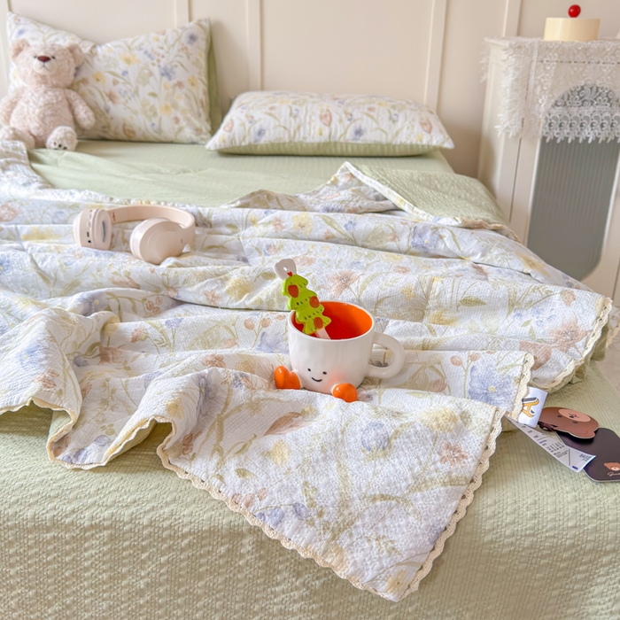 91家纺网 家纺一手货源 找家纺 梦舒阳 2026新款泡芙棉夏被花边款泡芙纱夏凉被四件套空调被带小熊吊牌 春天