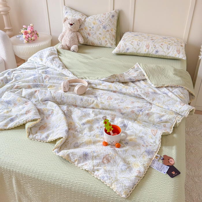 91家纺网 家纺一手货源 找家纺 梦舒阳 2026新款泡芙棉夏被花边款泡芙纱夏凉被四件套空调被带小熊吊牌 春天