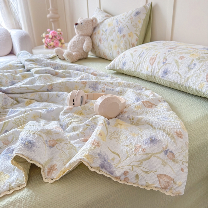 91家纺网 家纺一手货源 找家纺 梦舒阳 2026新款泡芙棉夏被花边款泡芙纱夏凉被四件套空调被带小熊吊牌 春天