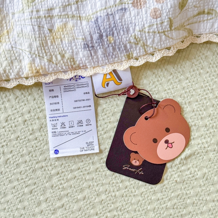 91家纺网 家纺一手货源 找家纺 梦舒阳 2026新款泡芙棉夏被花边款泡芙纱夏凉被四件套空调被带小熊吊牌 春天