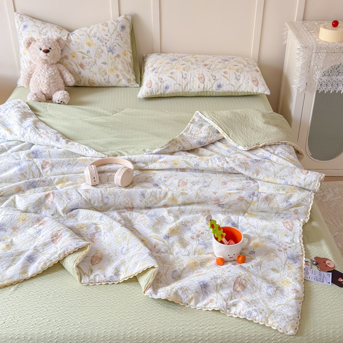 91家纺网 家纺一手货源 找家纺 梦舒阳 2026新款泡芙棉夏被花边款泡芙纱夏凉被四件套空调被带小熊吊牌 春天