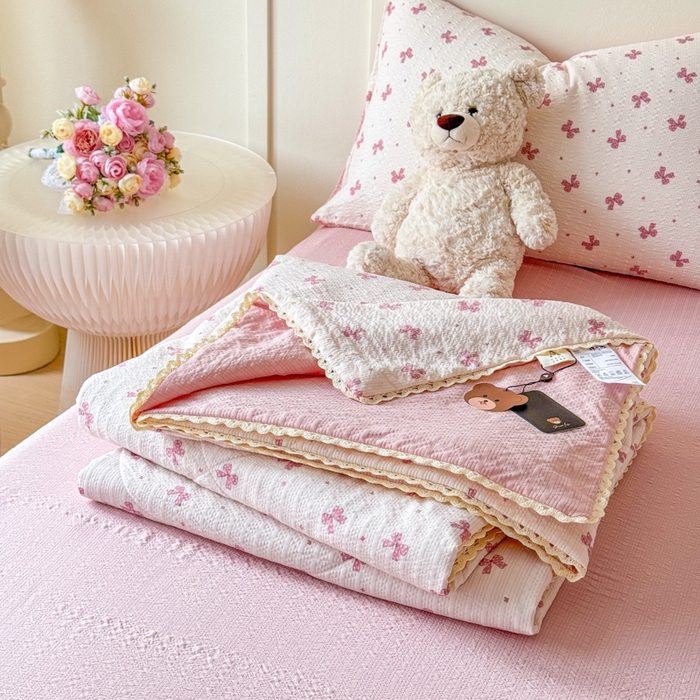 91家纺网 家纺一手货源 找家纺 梦舒阳 2026新款泡芙棉夏被花边款泡芙纱夏凉被四件套空调被带小熊吊牌 粉蝴蝶结