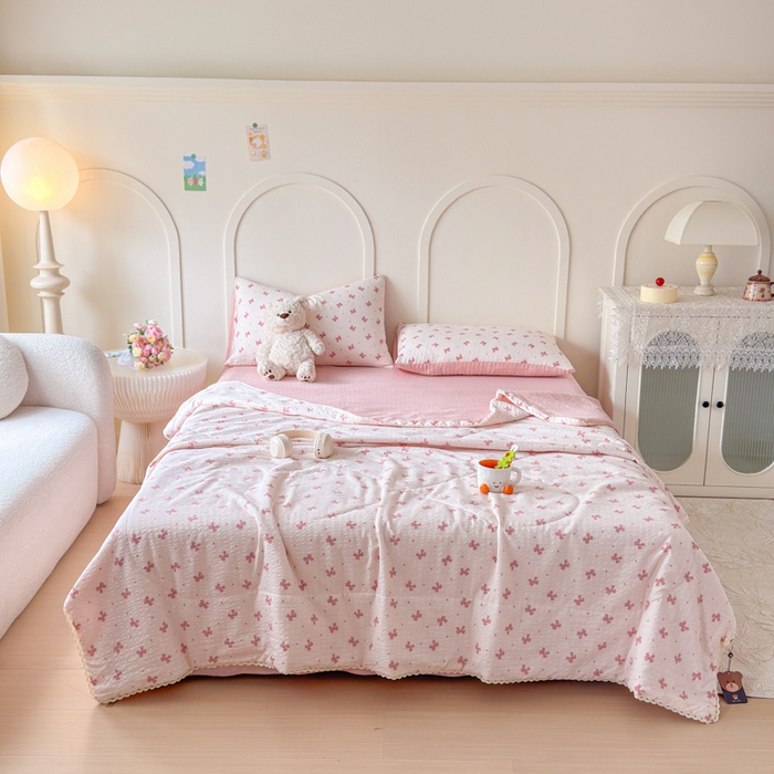 91家纺网 家纺一手货源 找家纺 梦舒阳 2026新款泡芙棉夏被花边款泡芙纱夏凉被四件套空调被带小熊吊牌 粉蝴蝶结