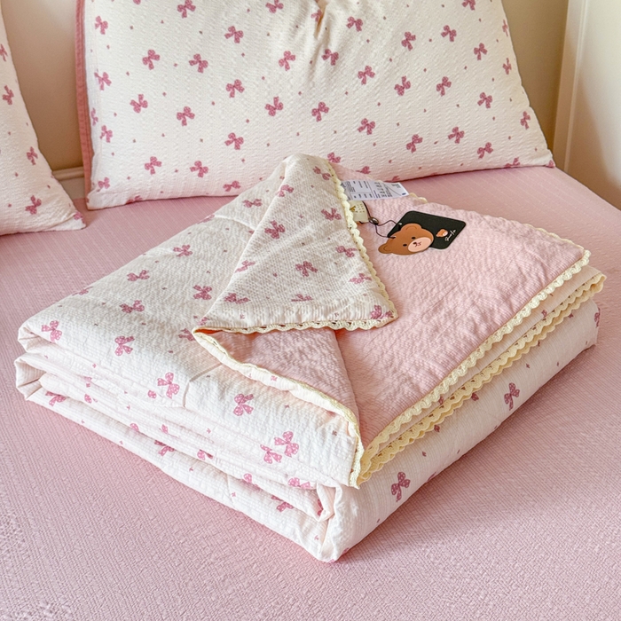 91家纺网 家纺一手货源 找家纺 梦舒阳 2026新款泡芙棉夏被花边款泡芙纱夏凉被四件套空调被带小熊吊牌 粉蝴蝶结