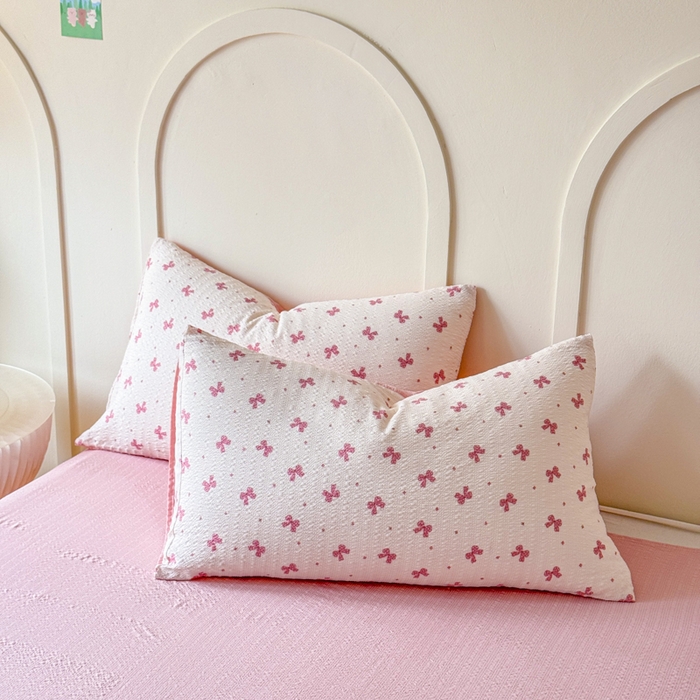 91家纺网 家纺一手货源 找家纺 梦舒阳 2026新款泡芙棉夏被花边款泡芙纱夏凉被四件套空调被带小熊吊牌 粉蝴蝶结