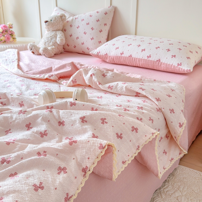 91家纺网 家纺一手货源 找家纺 梦舒阳 2026新款泡芙棉夏被花边款泡芙纱夏凉被四件套空调被带小熊吊牌 粉蝴蝶结