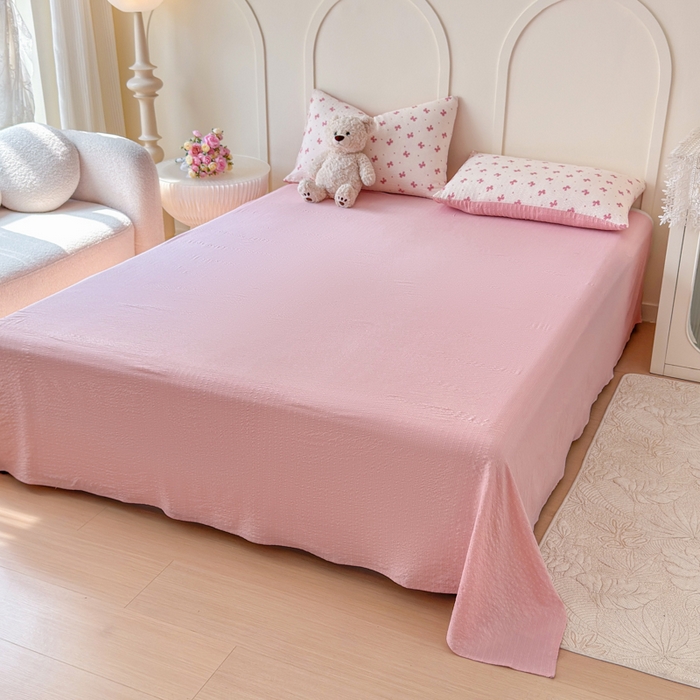 91家纺网 家纺一手货源 找家纺 梦舒阳 2026新款泡芙棉夏被花边款泡芙纱夏凉被四件套空调被带小熊吊牌 粉蝴蝶结