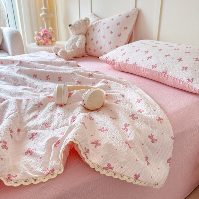 91家纺网 家纺一手货源 找家纺 梦舒阳 2026新款泡芙棉夏被花边款泡芙纱夏凉被四件套空调被带小熊吊牌 粉蝴蝶结