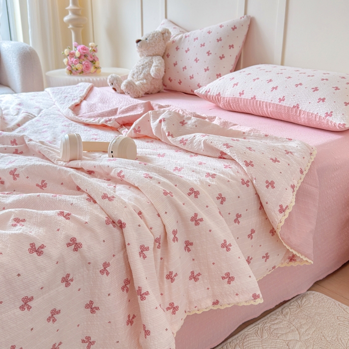 91家纺网 家纺一手货源 找家纺 梦舒阳 2026新款泡芙棉夏被花边款泡芙纱夏凉被四件套空调被带小熊吊牌 粉蝴蝶结