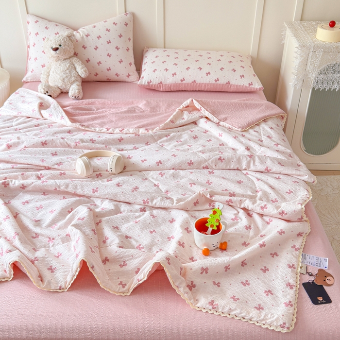 91家纺网 家纺一手货源 找家纺 梦舒阳 2026新款泡芙棉夏被花边款泡芙纱夏凉被四件套空调被带小熊吊牌 粉蝴蝶结