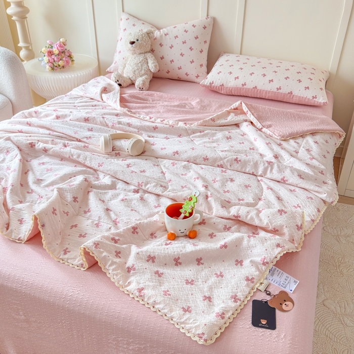 91家纺网 家纺一手货源 找家纺 梦舒阳 2026新款泡芙棉夏被花边款泡芙纱夏凉被四件套空调被带小熊吊牌 粉蝴蝶结