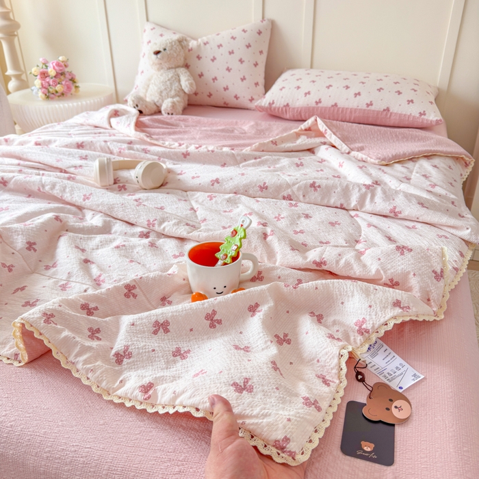 91家纺网 家纺一手货源 找家纺 梦舒阳 2026新款泡芙棉夏被花边款泡芙纱夏凉被四件套空调被带小熊吊牌 粉蝴蝶结