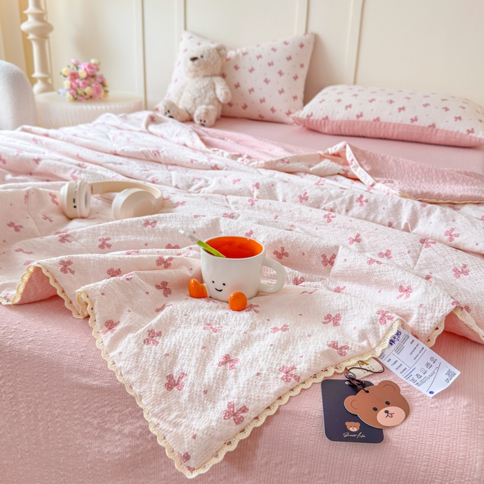 91家纺网 家纺一手货源 找家纺 梦舒阳 2026新款泡芙棉夏被花边款泡芙纱夏凉被四件套空调被带小熊吊牌 粉蝴蝶结