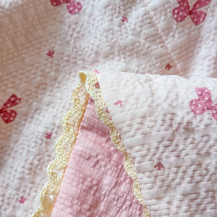 91家纺网 家纺一手货源 找家纺 梦舒阳 2026新款泡芙棉夏被花边款泡芙纱夏凉被四件套空调被带小熊吊牌 粉蝴蝶结