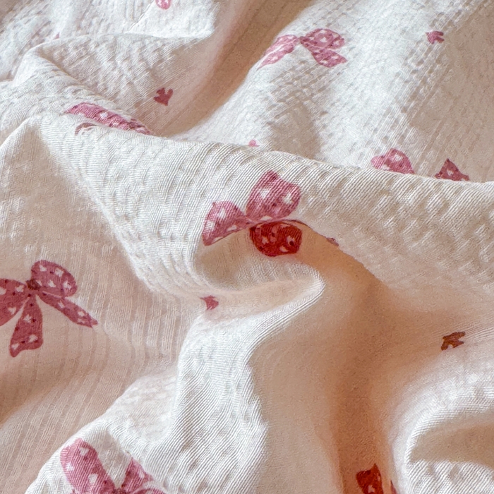 91家纺网 家纺一手货源 找家纺 梦舒阳 2026新款泡芙棉夏被花边款泡芙纱夏凉被四件套空调被带小熊吊牌 粉蝴蝶结