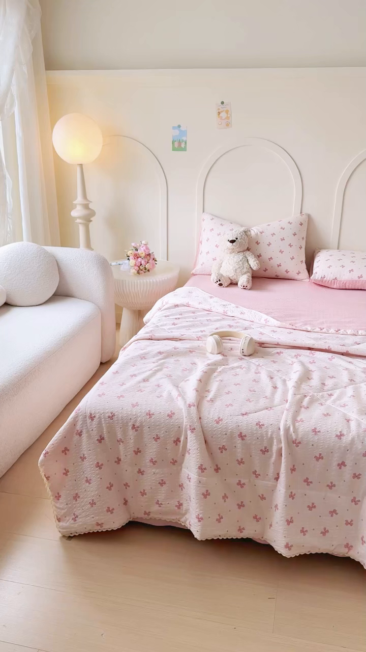 91家纺网 家纺一手货源 找家纺 梦舒阳 2026新款泡芙棉夏被花边款泡芙纱夏凉被四件套空调被带小熊吊牌 粉蝴蝶结