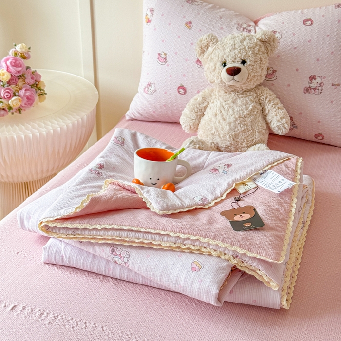 91家纺网 家纺一手货源 找家纺 梦舒阳 2026新款泡芙棉夏被花边款泡芙纱夏凉被四件套空调被带小熊吊牌 粉猫猫