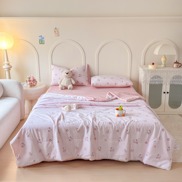 91家纺网 家纺一手货源 找家纺 梦舒阳 2026新款泡芙棉夏被花边款泡芙纱夏凉被四件套空调被带小熊吊牌 粉猫猫