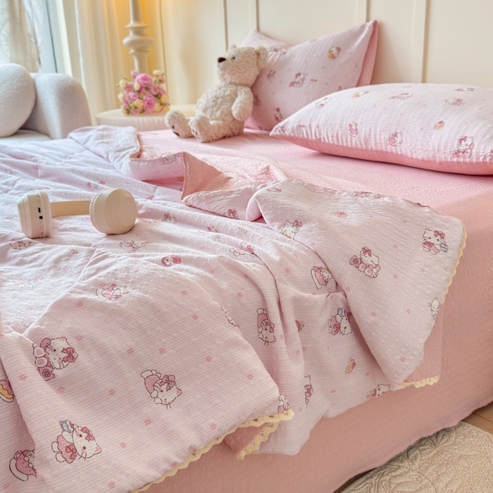 91家纺网 家纺一手货源 找家纺 梦舒阳 2026新款泡芙棉夏被花边款泡芙纱夏凉被四件套空调被带小熊吊牌 粉猫猫