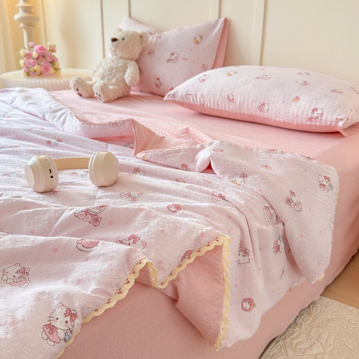 91家纺网 家纺一手货源 找家纺 梦舒阳 2026新款泡芙棉夏被花边款泡芙纱夏凉被四件套空调被带小熊吊牌 粉猫猫