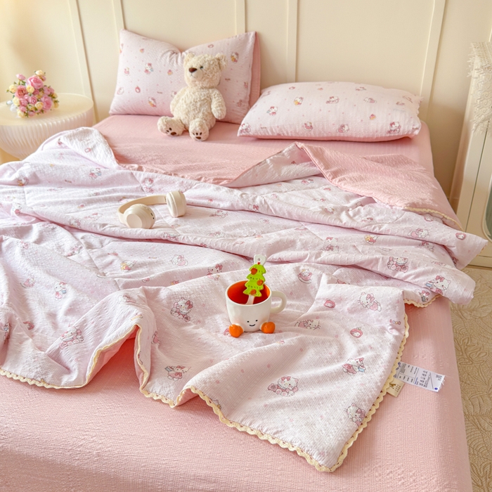 91家纺网 家纺一手货源 找家纺 梦舒阳 2026新款泡芙棉夏被花边款泡芙纱夏凉被四件套空调被带小熊吊牌 粉猫猫
