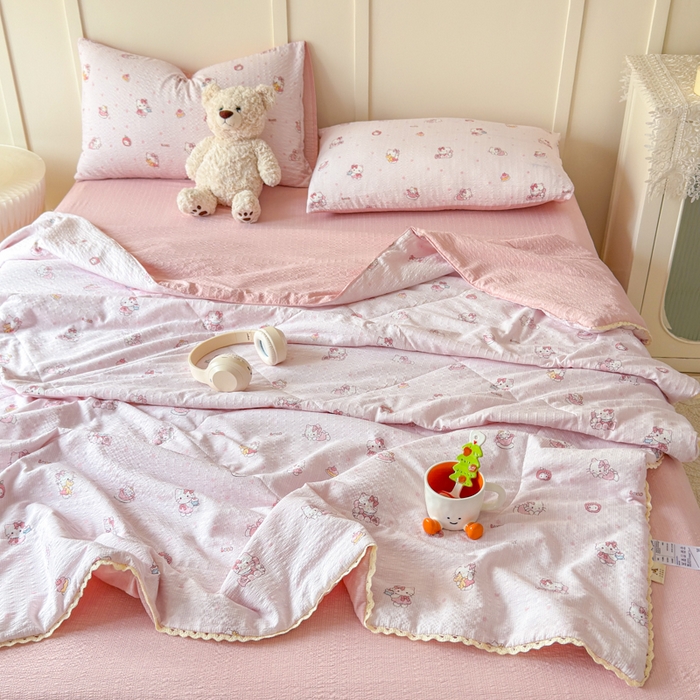 91家纺网 家纺一手货源 找家纺 梦舒阳 2026新款泡芙棉夏被花边款泡芙纱夏凉被四件套空调被带小熊吊牌 粉猫猫