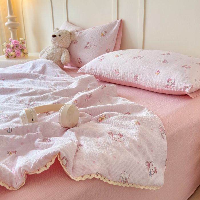 91家纺网 家纺一手货源 找家纺 梦舒阳 2026新款泡芙棉夏被花边款泡芙纱夏凉被四件套空调被带小熊吊牌 粉猫猫