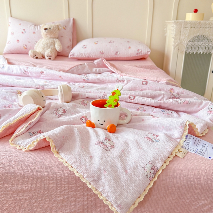 91家纺网 家纺一手货源 找家纺 梦舒阳 2026新款泡芙棉夏被花边款泡芙纱夏凉被四件套空调被带小熊吊牌 粉猫猫
