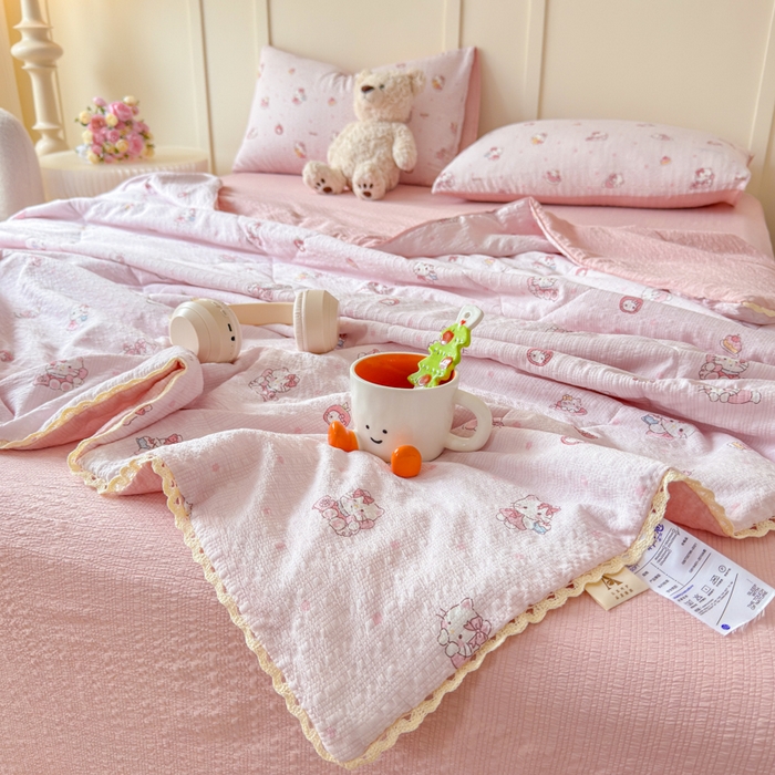 91家纺网 家纺一手货源 找家纺 梦舒阳 2026新款泡芙棉夏被花边款泡芙纱夏凉被四件套空调被带小熊吊牌 粉猫猫