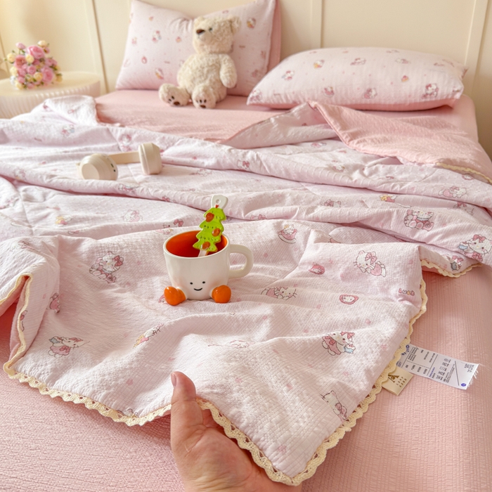 91家纺网 家纺一手货源 找家纺 梦舒阳 2026新款泡芙棉夏被花边款泡芙纱夏凉被四件套空调被带小熊吊牌 粉猫猫