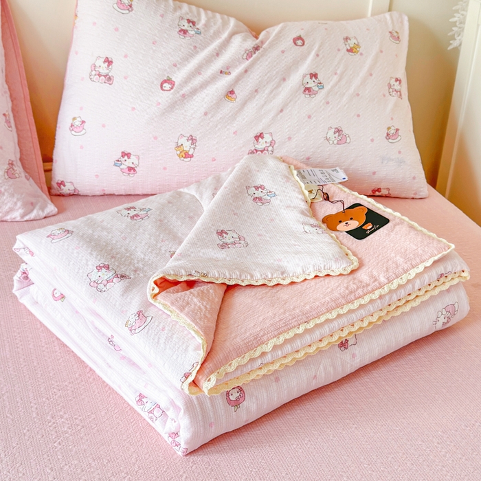 91家纺网 家纺一手货源 找家纺 梦舒阳 2026新款泡芙棉夏被花边款泡芙纱夏凉被四件套空调被带小熊吊牌 粉猫猫