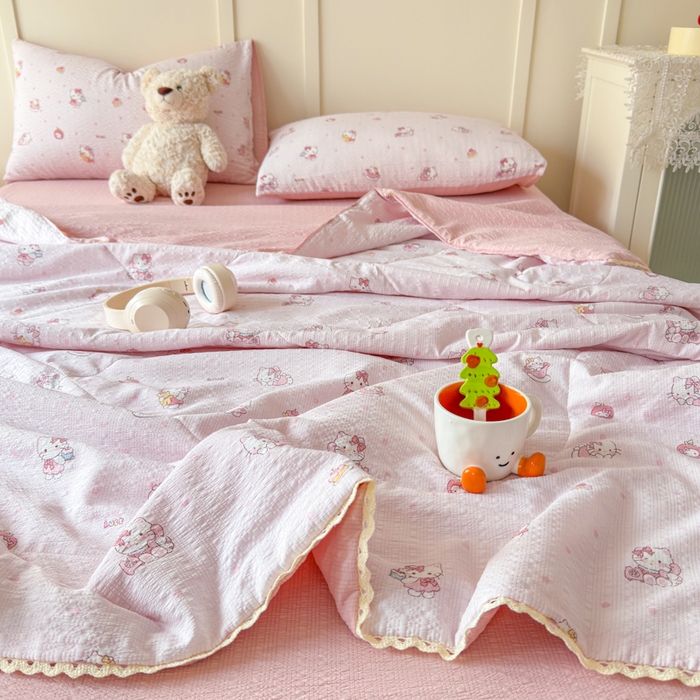 91家纺网 家纺一手货源 找家纺 梦舒阳 2026新款泡芙棉夏被花边款泡芙纱夏凉被四件套空调被带小熊吊牌 粉猫猫
