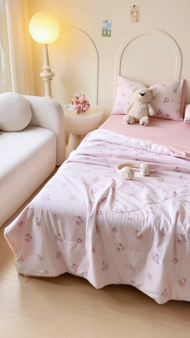 91家纺网 家纺一手货源 找家纺 梦舒阳 2026新款泡芙棉夏被花边款泡芙纱夏凉被四件套空调被带小熊吊牌 粉猫猫