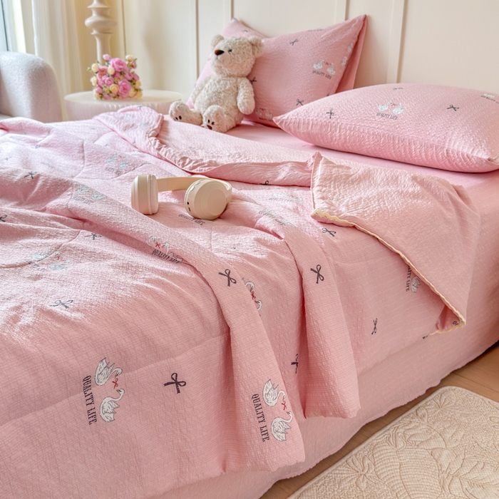 梦舒阳 2026新款泡芙棉夏被花边款泡芙纱夏凉被四件套空调被带小熊吊牌 粉天鹅