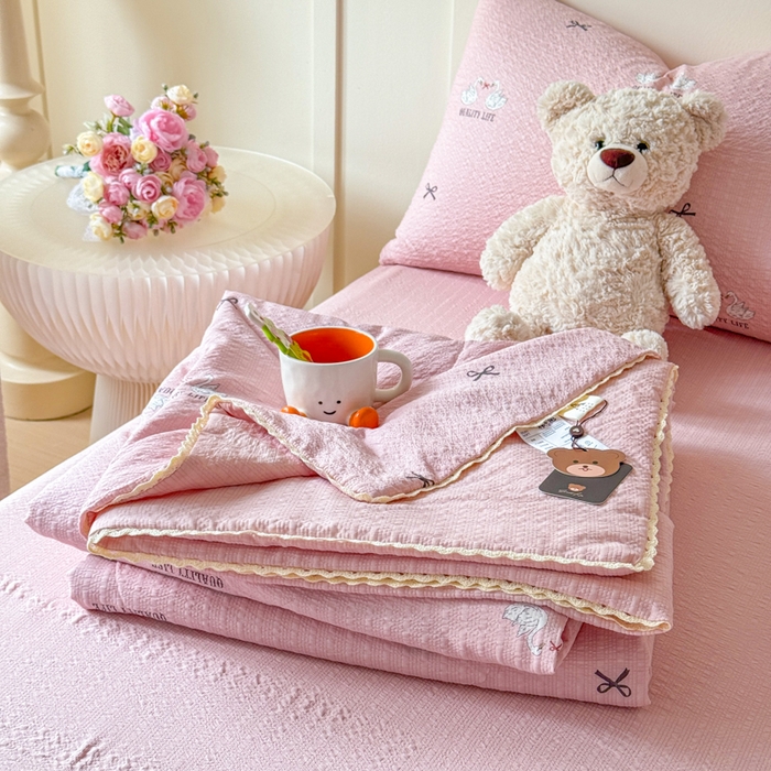 91家纺网 家纺一手货源 找家纺 梦舒阳 2026新款泡芙棉夏被花边款泡芙纱夏凉被四件套空调被带小熊吊牌 粉天鹅