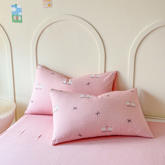 91家纺网 家纺一手货源 找家纺 梦舒阳 2026新款泡芙棉夏被花边款泡芙纱夏凉被四件套空调被带小熊吊牌 粉天鹅