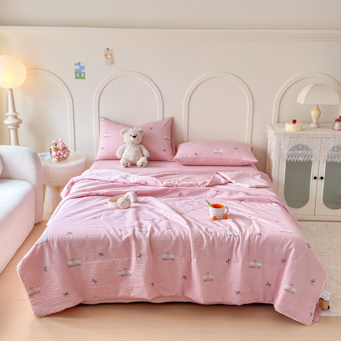 91家纺网 家纺一手货源 找家纺 梦舒阳 2026新款泡芙棉夏被花边款泡芙纱夏凉被四件套空调被带小熊吊牌 粉天鹅