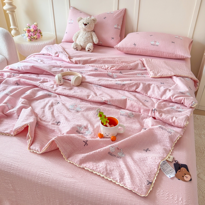 91家纺网 家纺一手货源 找家纺 梦舒阳 2026新款泡芙棉夏被花边款泡芙纱夏凉被四件套空调被带小熊吊牌 粉天鹅