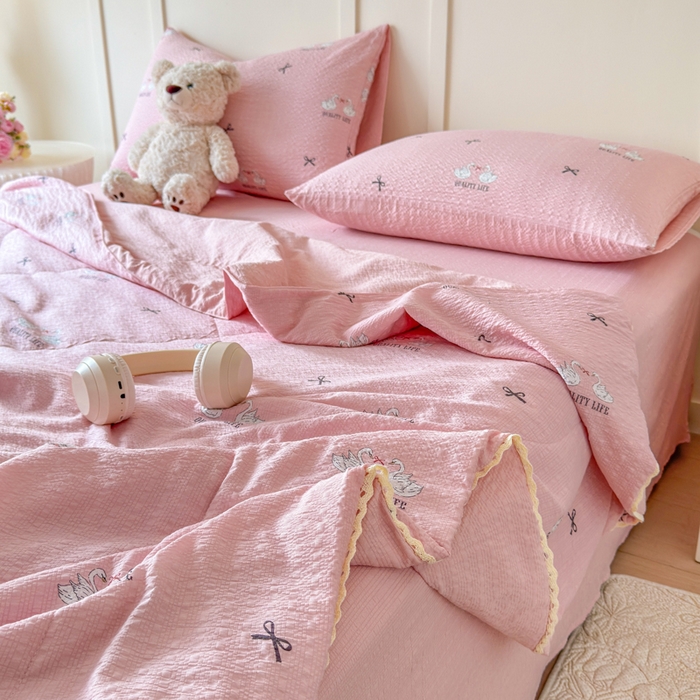 91家纺网 家纺一手货源 找家纺 梦舒阳 2026新款泡芙棉夏被花边款泡芙纱夏凉被四件套空调被带小熊吊牌 粉天鹅